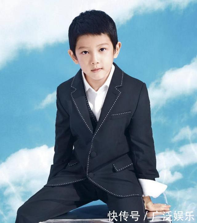 40岁胡静全家近照,拿督老公身家50亿,9岁牛魔