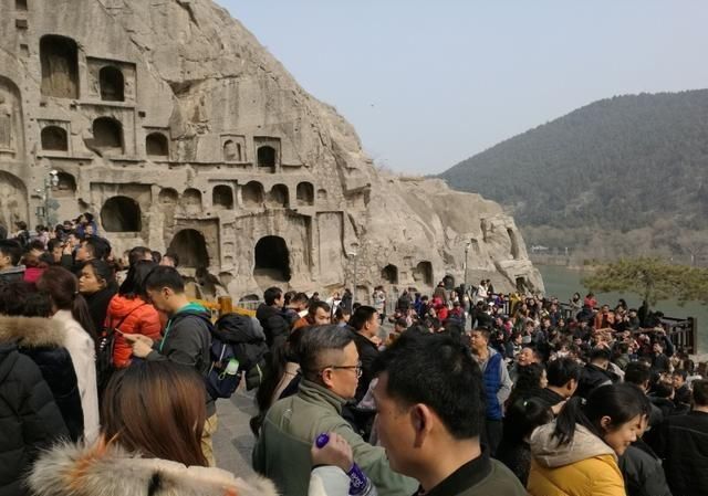 龙门石窟人挤人十米距离需走十分钟,游客感叹