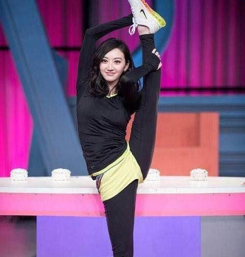 刘亦菲穿高跟鞋居然跨一字马,但是跟刘诗诗比