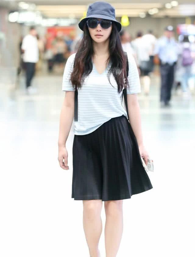 柳岩素颜现身机场,穿超短裙大秀美腿,脚上的鞋