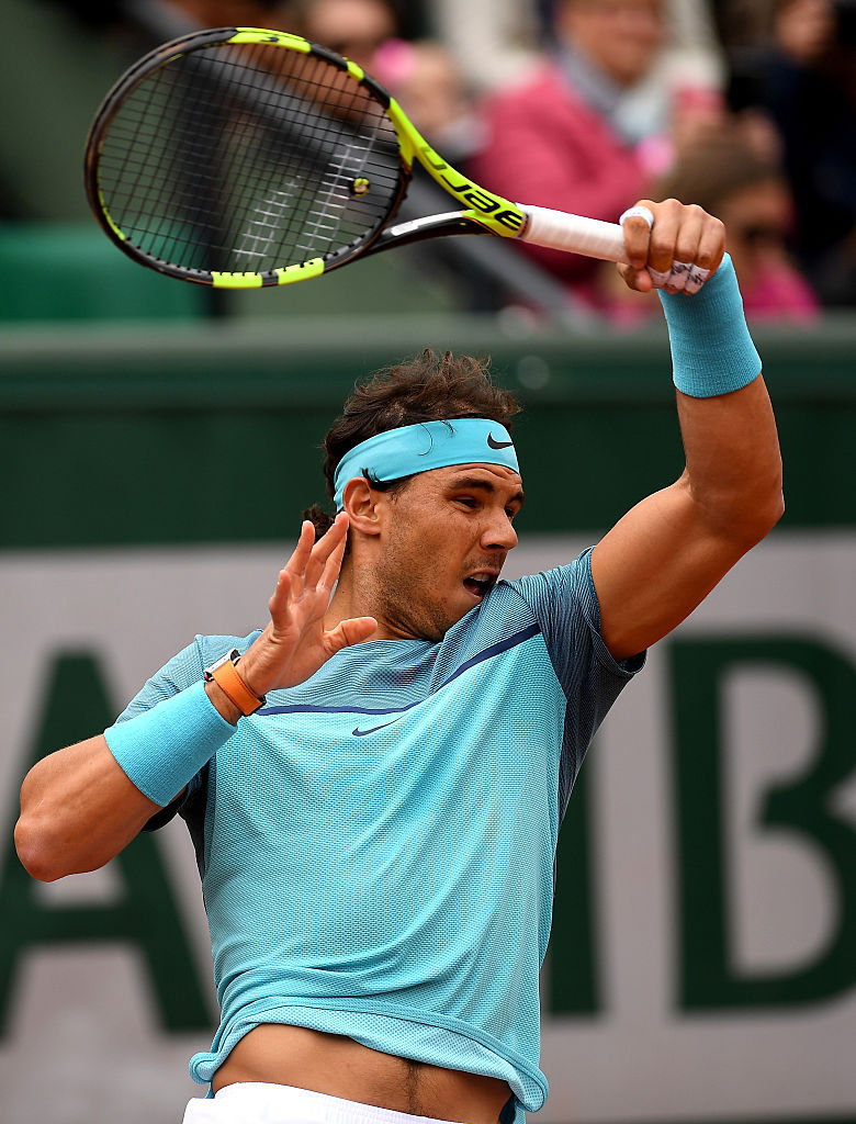 纳达尔正手回球.