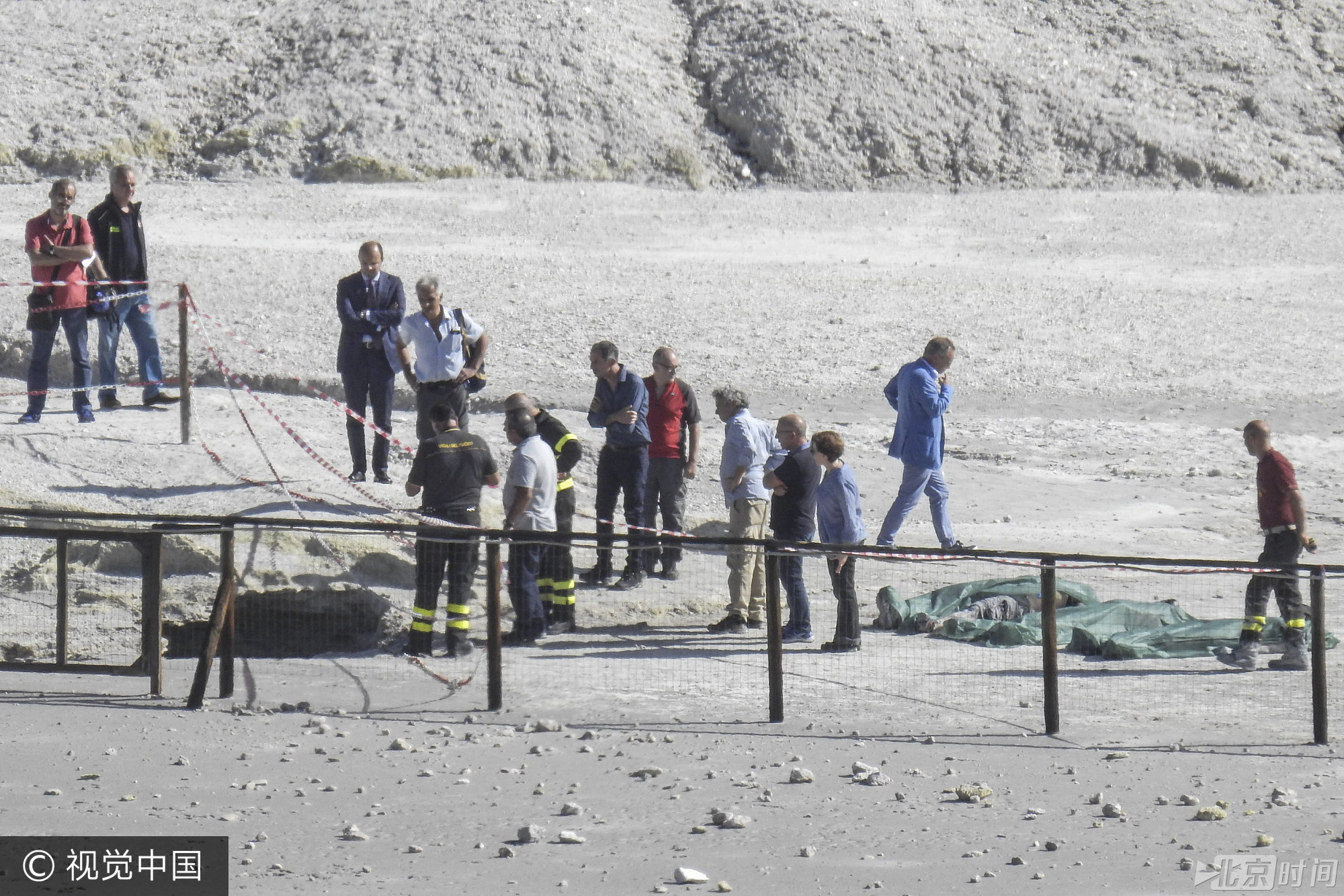 熊孩子翻栏杆坠入火山口 父母施救全部遇难 熊孩子翻栏杆坠入火山口 父母施救全部遇难