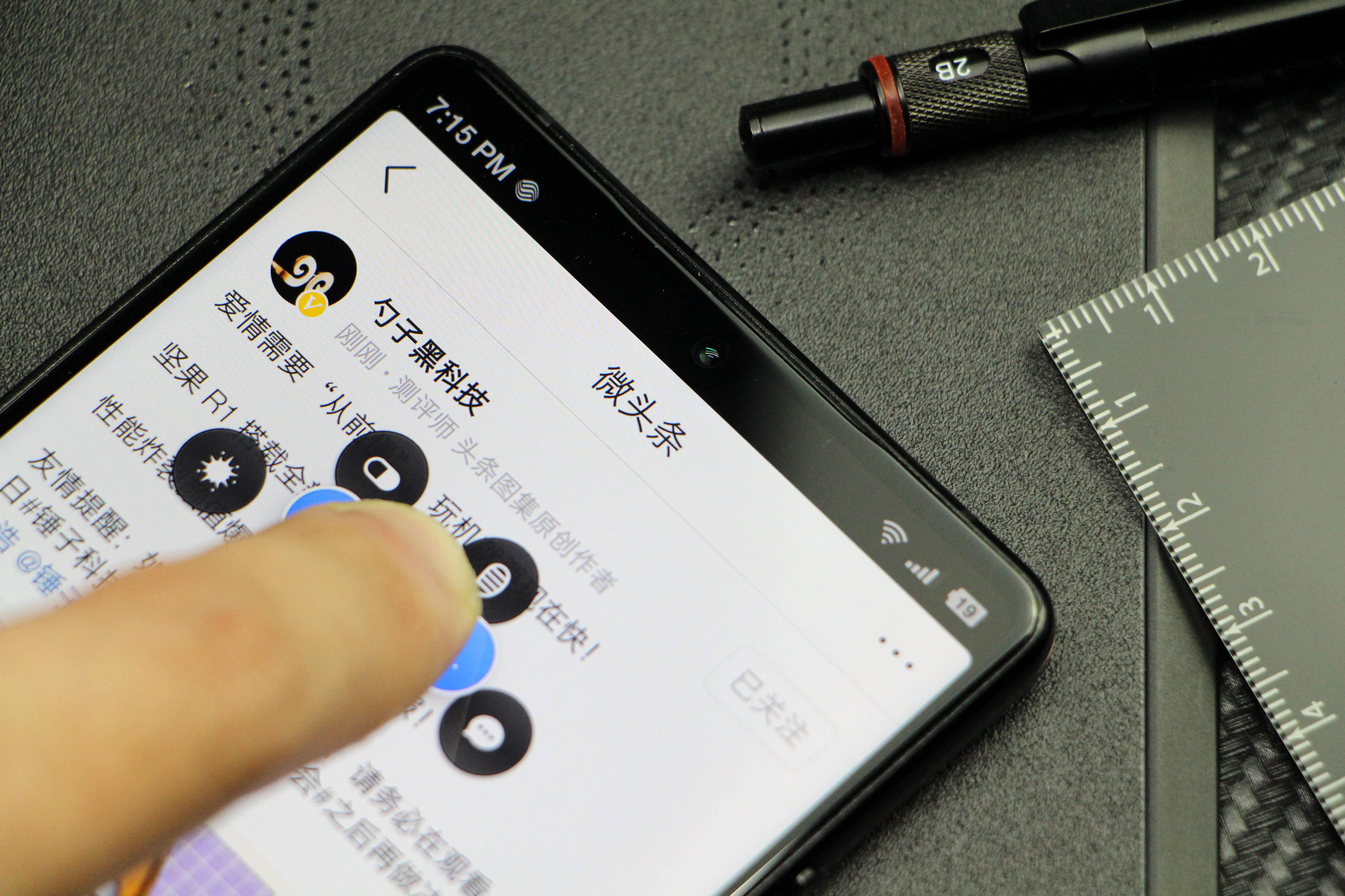 罗永浩得意之作坚果R1,与小米MIX2S的全面屏