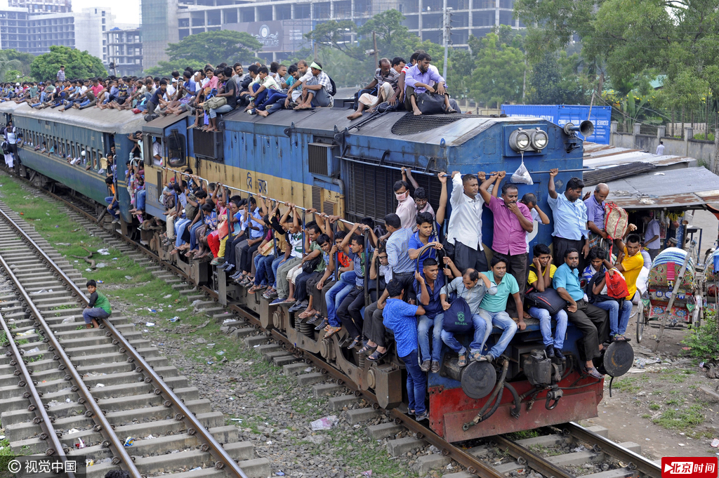 当地时间2016年9月8日，孟加拉国达卡，穆斯林民众攀爬超载的火车，希望返家庆祝宰牲节。