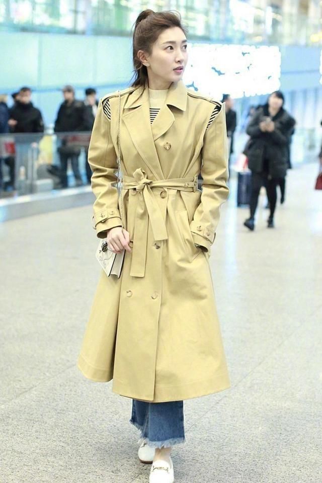 江疏影黑色look现身机场,修身打底裤尽显大长