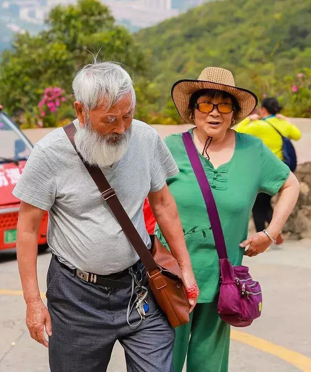 兩位老人徒步登山不輸年輕人,老當益壯,果然生命在於運動!