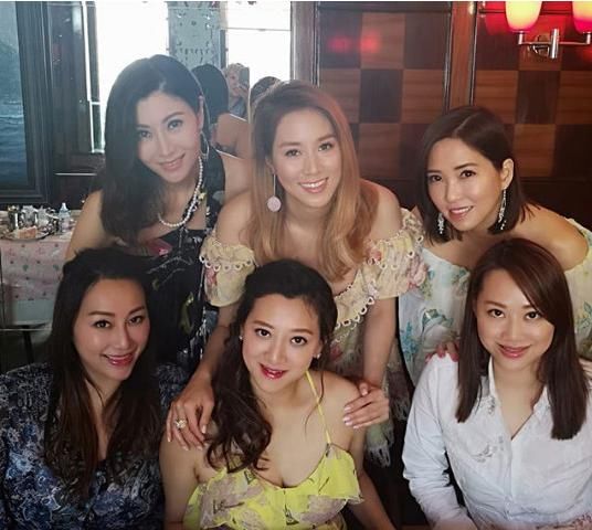 李嘉欣徐子淇出镜,全香港的豪门贵妇出席千金