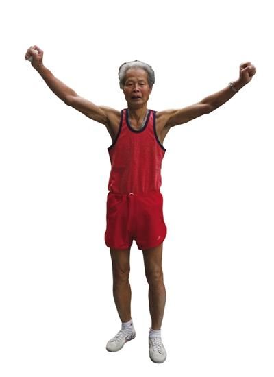 "在杭州市下城区体育场,红色背心,短裤配上一头银发的何志衡是这里的