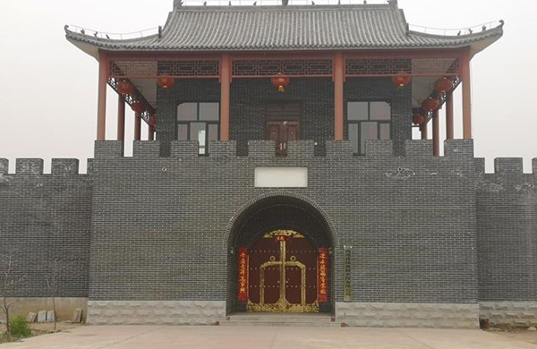 4月18日报道，18日上午，记者在位于河北邯郸曲周县第四疃镇寺头后街村北的曲周县桂昌敬老院有限公司现场发现，此前连接乡间小路与该公司石拱桥头的彩钢瓦简易大门以及外围院墙已被拆除。此前悬挂在彩钢瓦简易大门上的曲周县桂昌敬老院有限公司牌匾已移至该仿古建筑群的城楼东大门上。来源：澎湃新闻