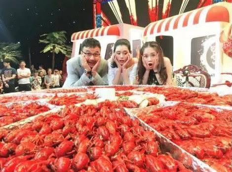 刘雯吃小龙虾,贾玲吃小龙虾,戚薇吃小龙虾,都不