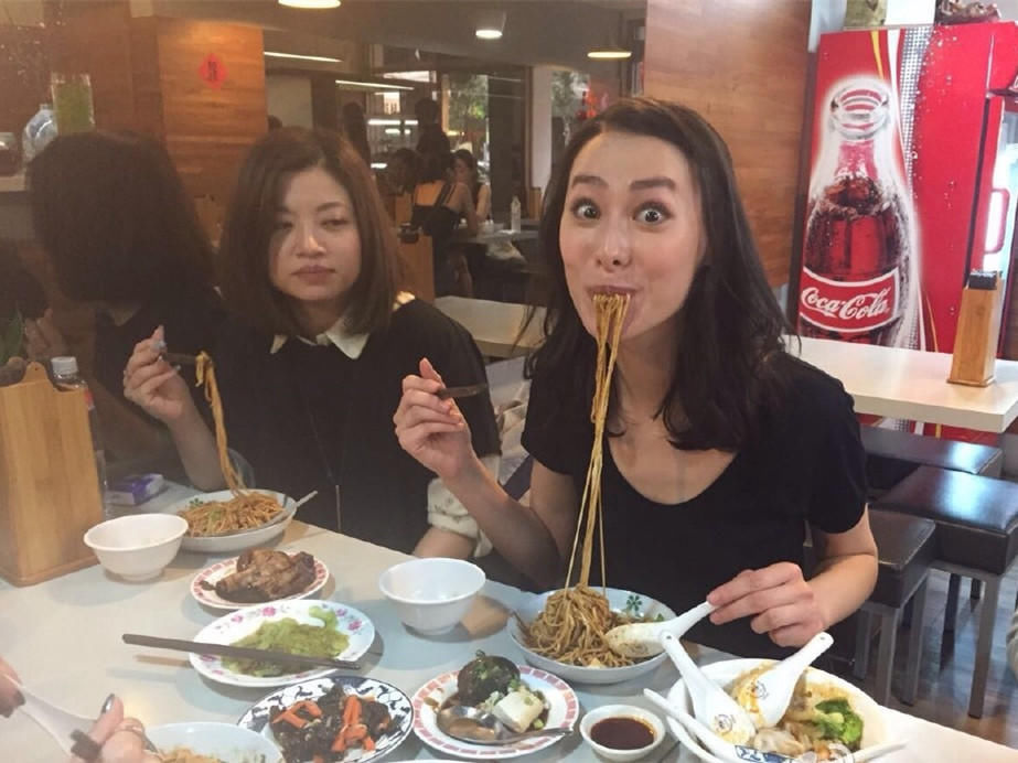 梁洛施晒近期照片,照片搞怪可爱笑容满面,美貌