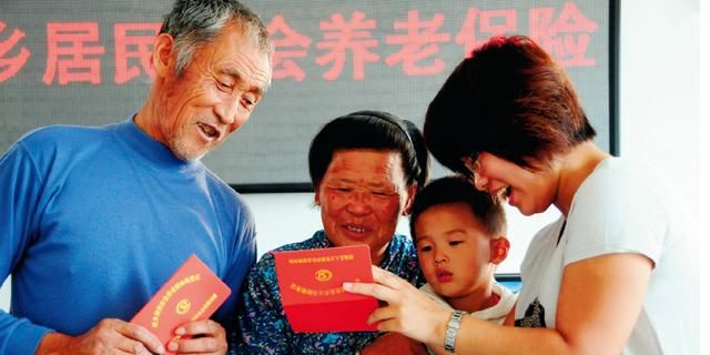 养老保险交够15年后,每月能拿多少养老金?一看