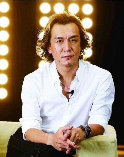 前央视名嘴李咏剪短头发变这样,以前的大妈样不见了,还认出来不