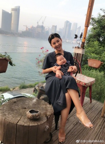 组图:李小萌晒全家福甜蜜有加 宝宝胖嘟嘟超可爱