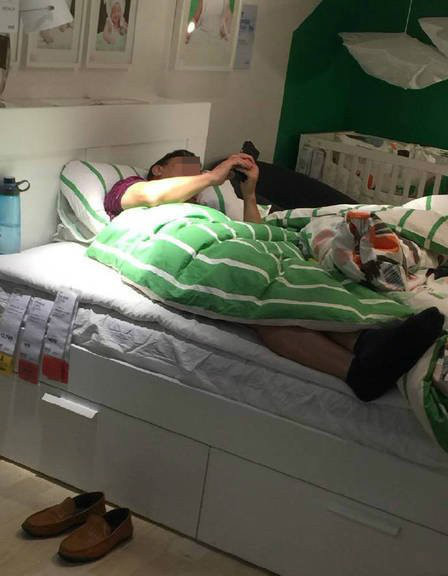 >>宜家不文明行为:小孩沙发上小便 情侣搂抱躺床
