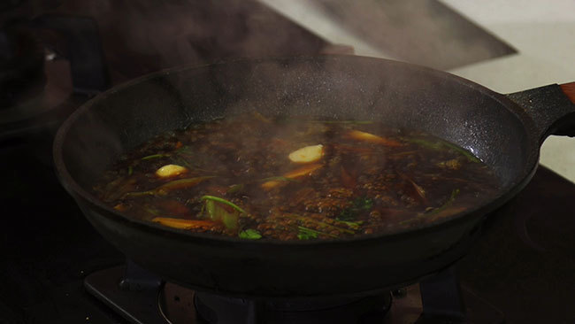 腊肉放在米饭上怎么蒸好吃 t01804fdded9a231b88.jpg?size=650x366