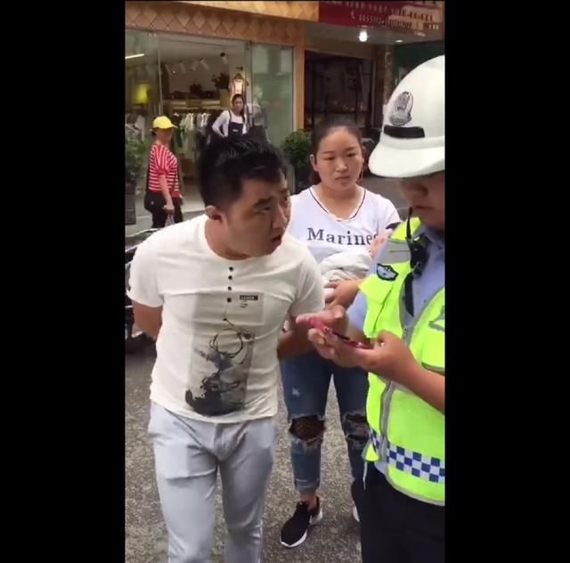 男子嚣张辱骂交警被拘,前后形象对比令人捧腹
