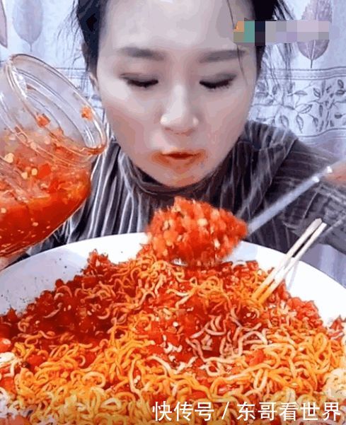 90后女主播直播吃辣椒泡面, 一天吃10碗, 看嘴