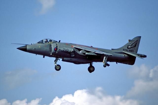 世界上第一种垂直起降战机,英国鹞式战机有多