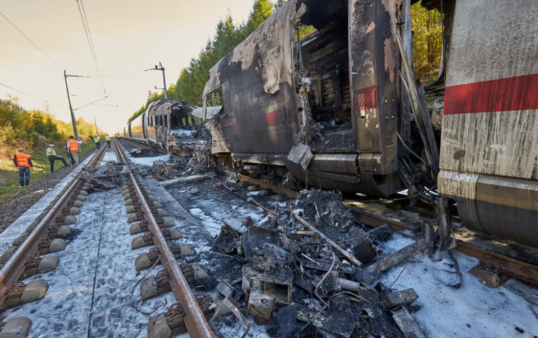 德国高铁行驶中发生火灾车厢被烧穿 500名乘客安全脱险