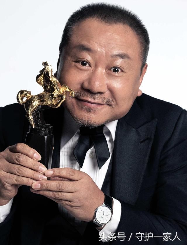 开始了他的获奖之路,他从小品演员成了表演艺术家,国家一级演员.