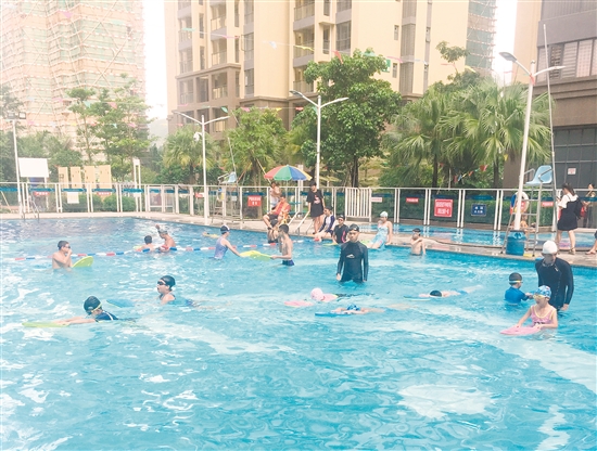 中考体育考试或有新变化 学游泳成不少学生暑