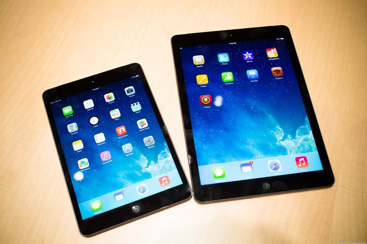 【iPad mini(2012年)】
2010年问世的iPad(以及其后续产品)是苹果的又一力作。事实上,乔布斯生前很不看好7英寸的平板电脑的,但就在他离世一年后,库克领导的苹果便推出了iPad mini。该机型配备7.9英寸屏幕,标准尺寸的iPad则是9.7英寸。