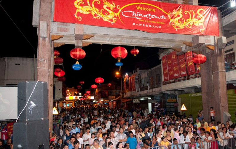 富裕非洲小国,黑人很少印度人最多,钱币上印中