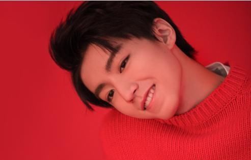 王俊凯涂起口红,精致小脸,比女生还美!