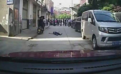 男子街头碰瓷碰到警车，接下来一幕看傻路人