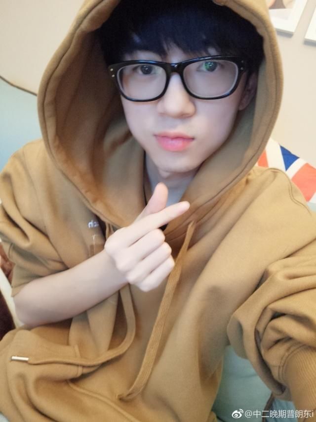 游戏主播:男粉丝很多的普朗东又穿女装了,这次