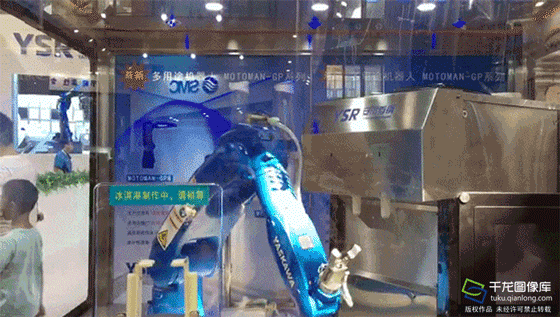 机器人卖冰淇淋,姿势好“销魂” 机器人卖冰淇淋,姿势好“销魂”