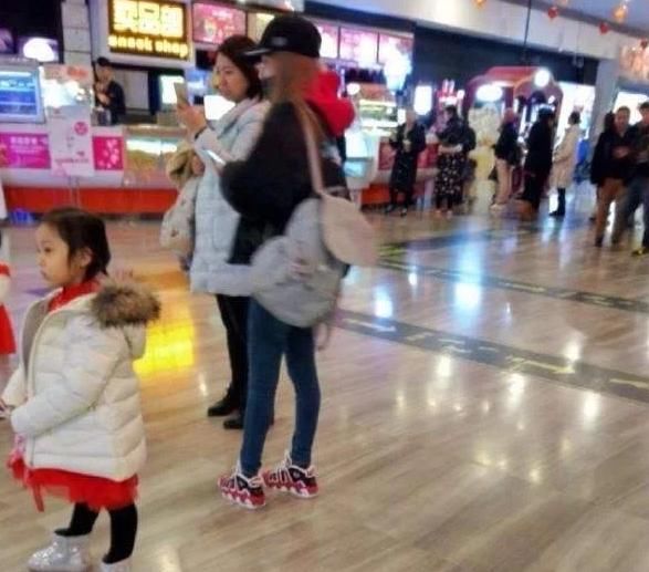 贾乃亮李小璐复合后,一家三口商场行