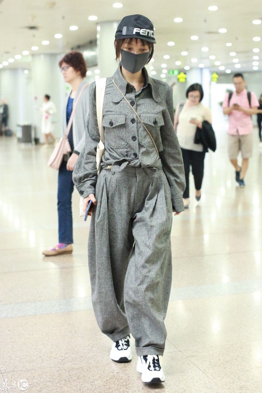 吴昕现身北京机场,大夏天这么穿不热吗?