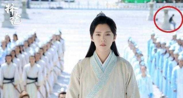 古装剧的穿帮镜头:有烟有隐形眼镜有手表有矿泉水