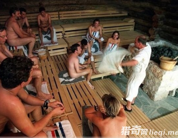德国的桑拿并不是一定要一丝不挂，穿着浴服的桑拿叫Textilsaunen。这里需要指出，在德国，大多数去蒸桑拿的人还是为了健康，就是纯粹是去蒸桑拿的。