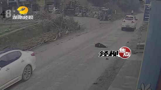 娄底5岁男童当街捡球不幸身亡 值得所有父母警