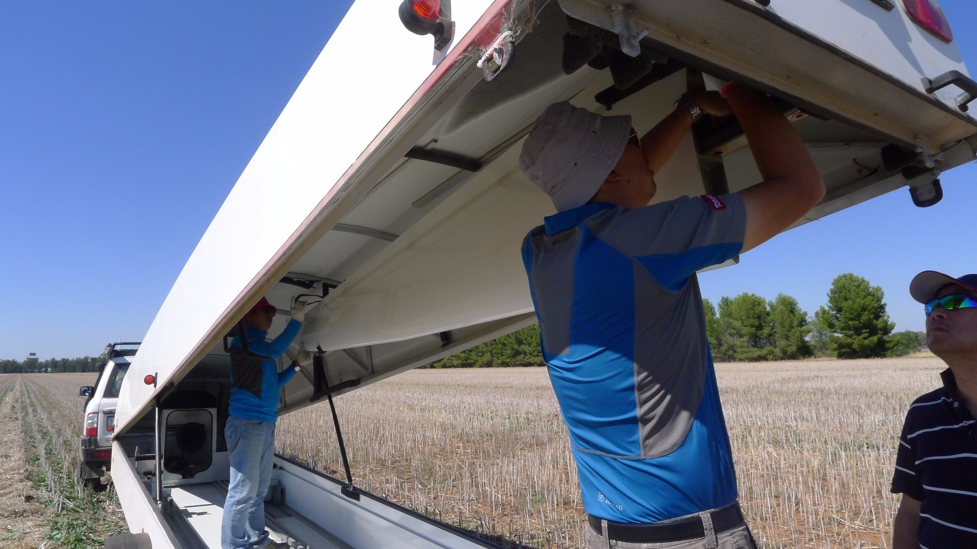两人将折翼副翼从装置中拿出。