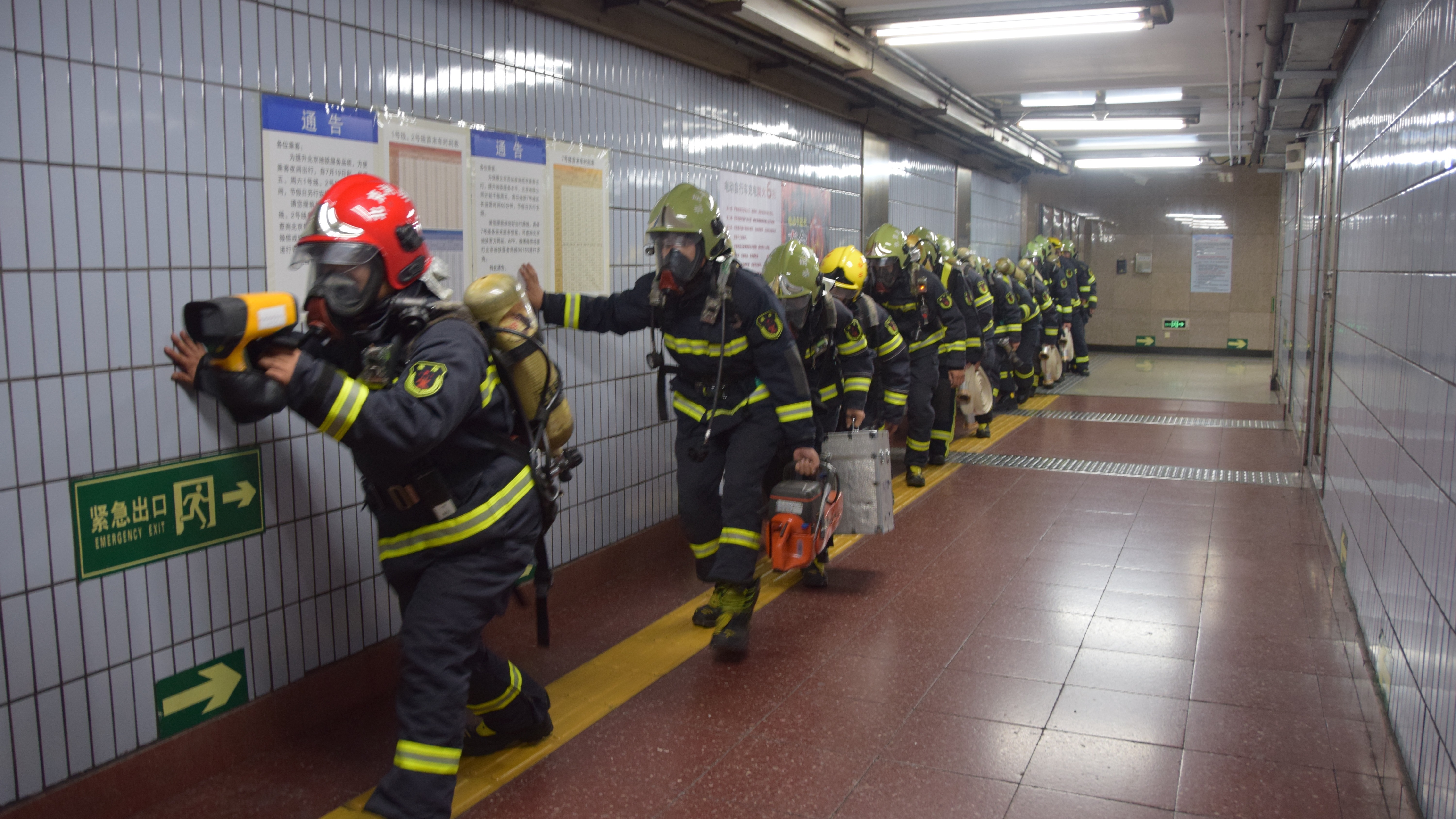 零点行动 石景山消防地铁站集结开展灭火救援实战演练