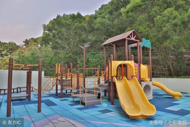 把孩子送到幼儿园之后转身听见孩子哭着喊爸爸