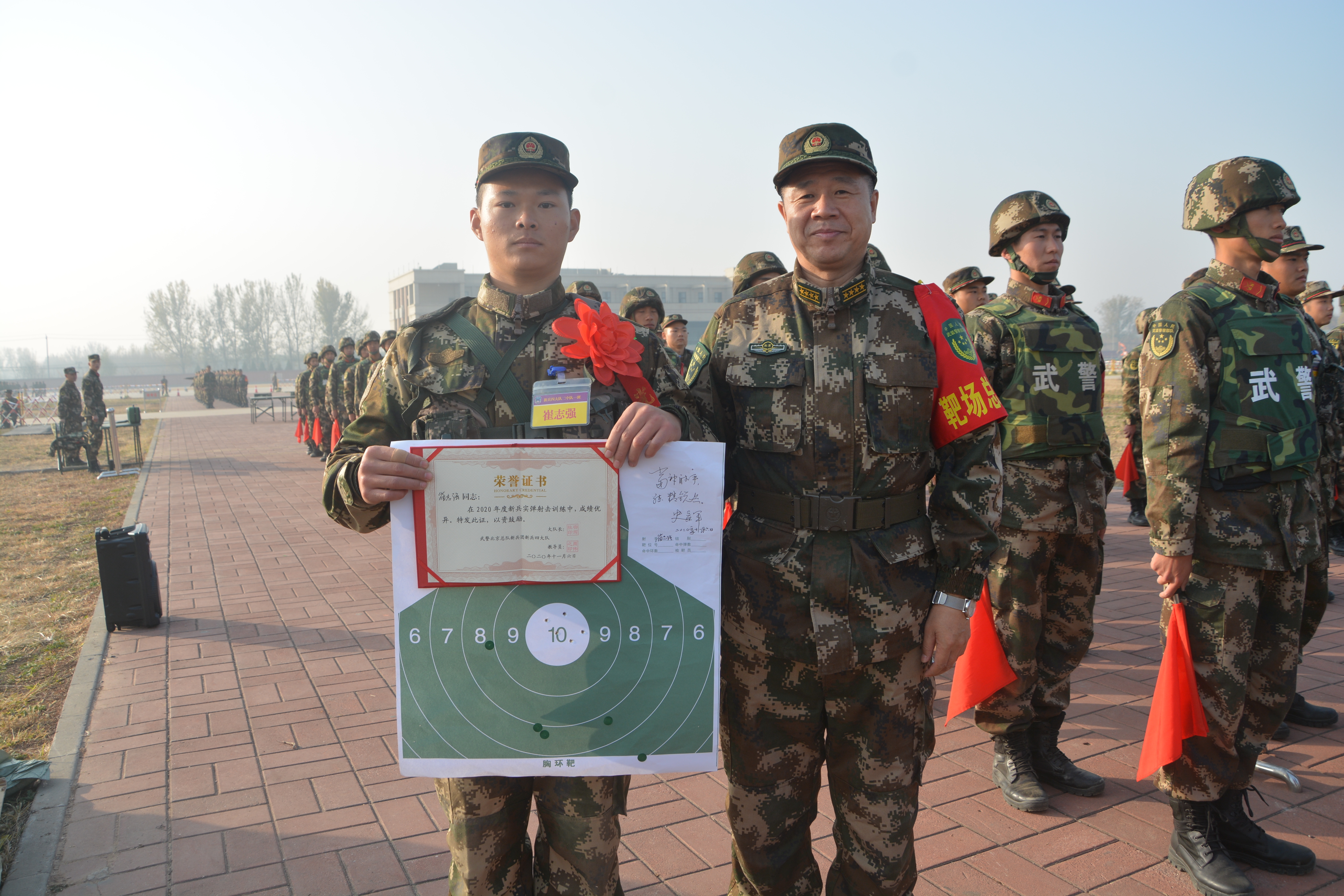 射击训练结束了,新同志们个个士气高涨,带回的路上唱起了《打靶归来》