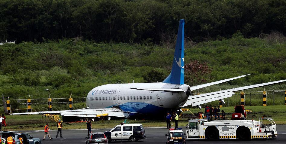 机上乘客告诉记者，当时马尼拉正下大雨，飞机在雨中尝试降落，第一次未成功，第二次降落时偏出跑道。