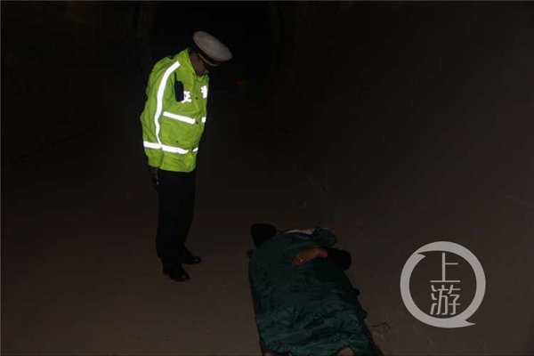 在该女子的指引下，执法队员找到了正在车道对面隧道横通道内呼呼大睡的驾驶员。
