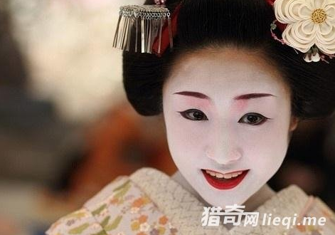 脸涂得白是因为过去没有电灯。