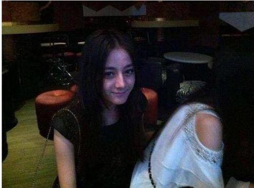 看看鹿晗、迪丽热巴的学生照,再看看baby的,这