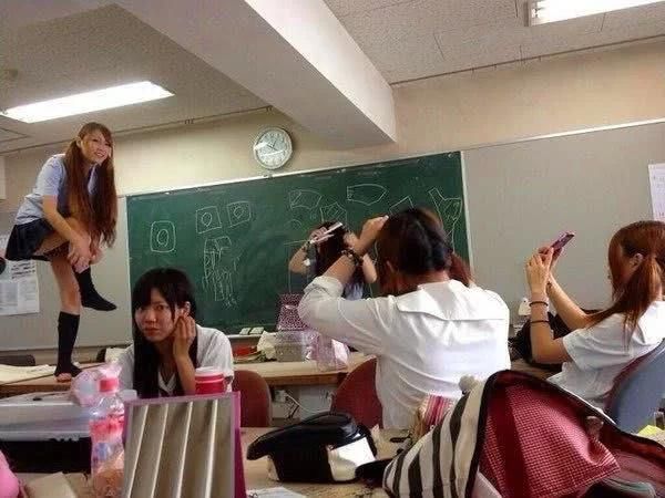 实拍日本女子学校女孩叛逆期真实生活:课堂上