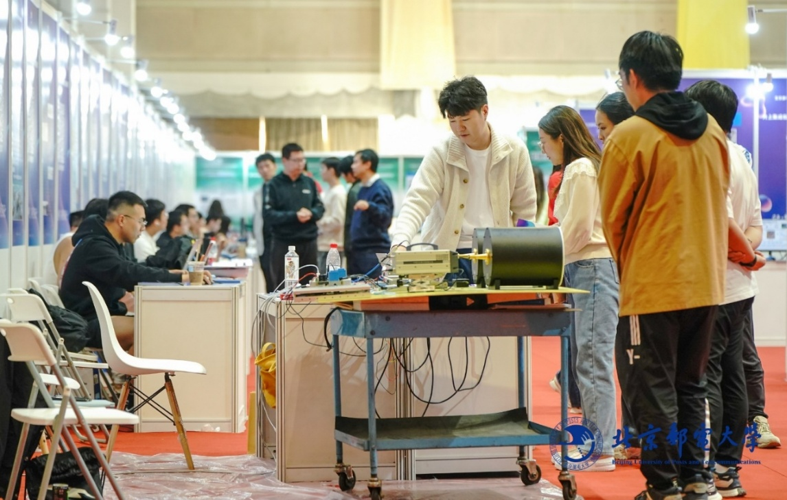 北京邮电大学第八届研究生创新创业成果展开幕 北京邮电大学第八届研究生创新创业成果展开幕