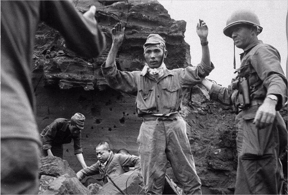 二战结束后, 美军40万大军包围日本皇宫,为何还