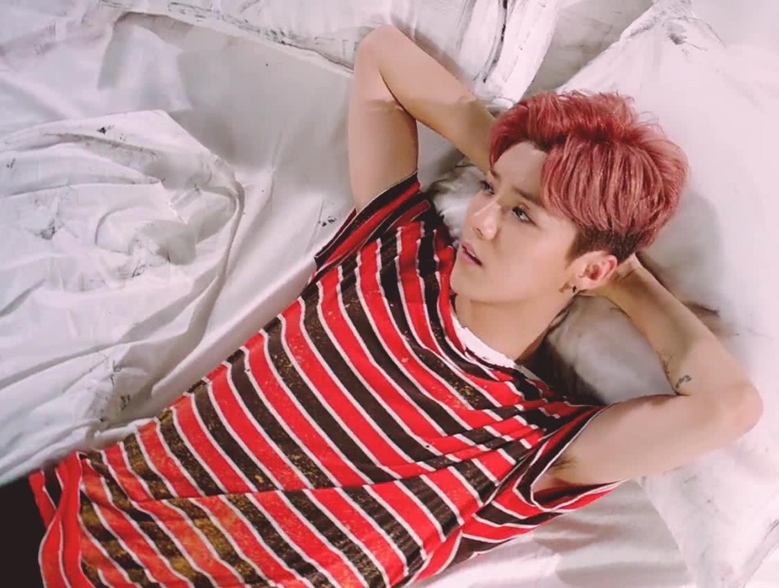 蔡徐坤演出露腋毛,粉丝评论性感,网友却diss:隔