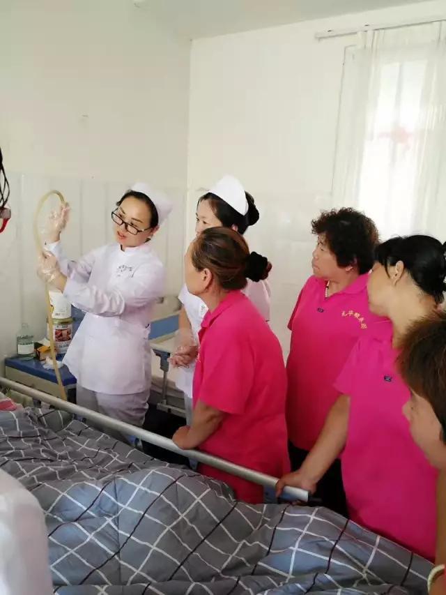 开封二院压疮护理小组走进龙华颐养院